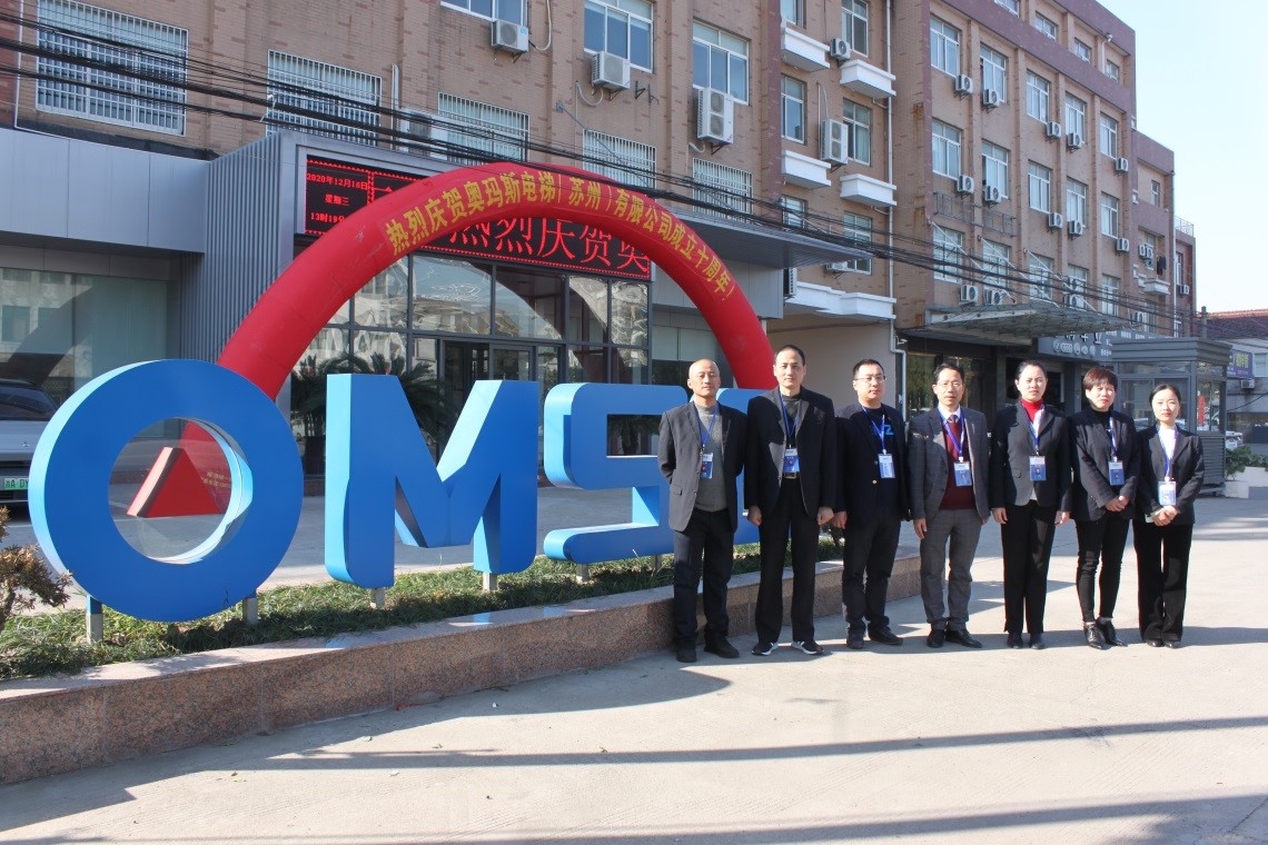 工作10年的3377在线(中国)唯一官方网站员工合影留念